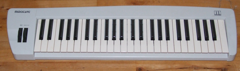 Cheap plastic keyboard, at 100. It belongs to a package with a sound card, but I do not know the name.